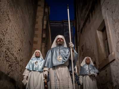 Il fenomeno dell�iconoclastia nell�VIII secolo d.C. e le campagne militari dell�imperatore bizantino Basilio I nel secolo successivo dettero il via a forti movimenti migratori dall�Impero Romano d�Oriente verso il Salento. Qui furono fondati numerosi villaggi in cui la religione ortodossa e la cultura e lingua greca divennero di casa (foto di Unione Grec�a Salentina)